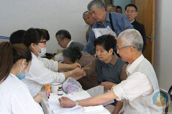 健康一体机为居民进行健康风险评估 健康一体机为居民进行健康风险评估